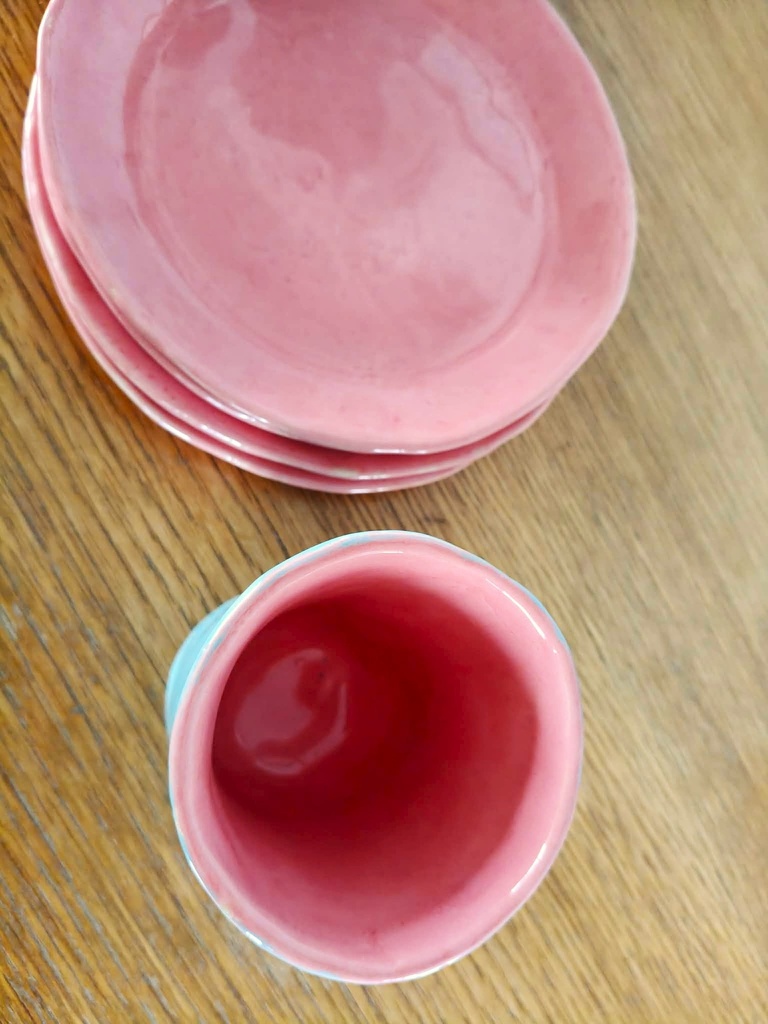 keramik bordje met bijhorende beker