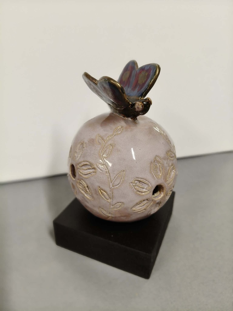 Vlinder op bol (keramiek)