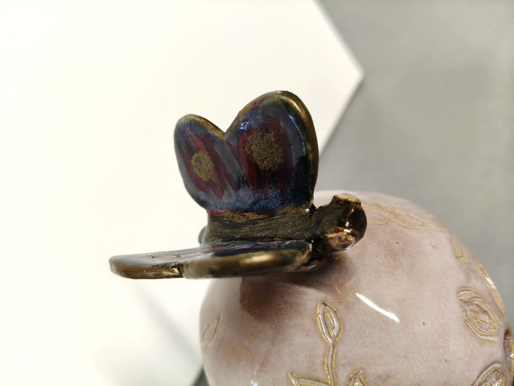 Vlinder op bol (keramiek)