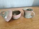 Keramieken suikerpot en melkkannetje (groen/roze)