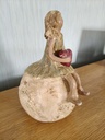 Dame met hart op bol 