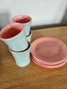 setje 4 bordjes(babyroze) met bijhorende beker 