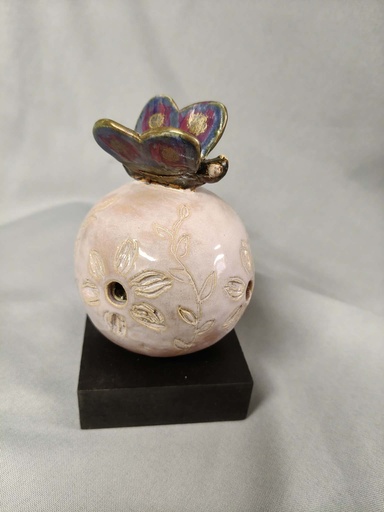 Vlinder op bol (keramiek)